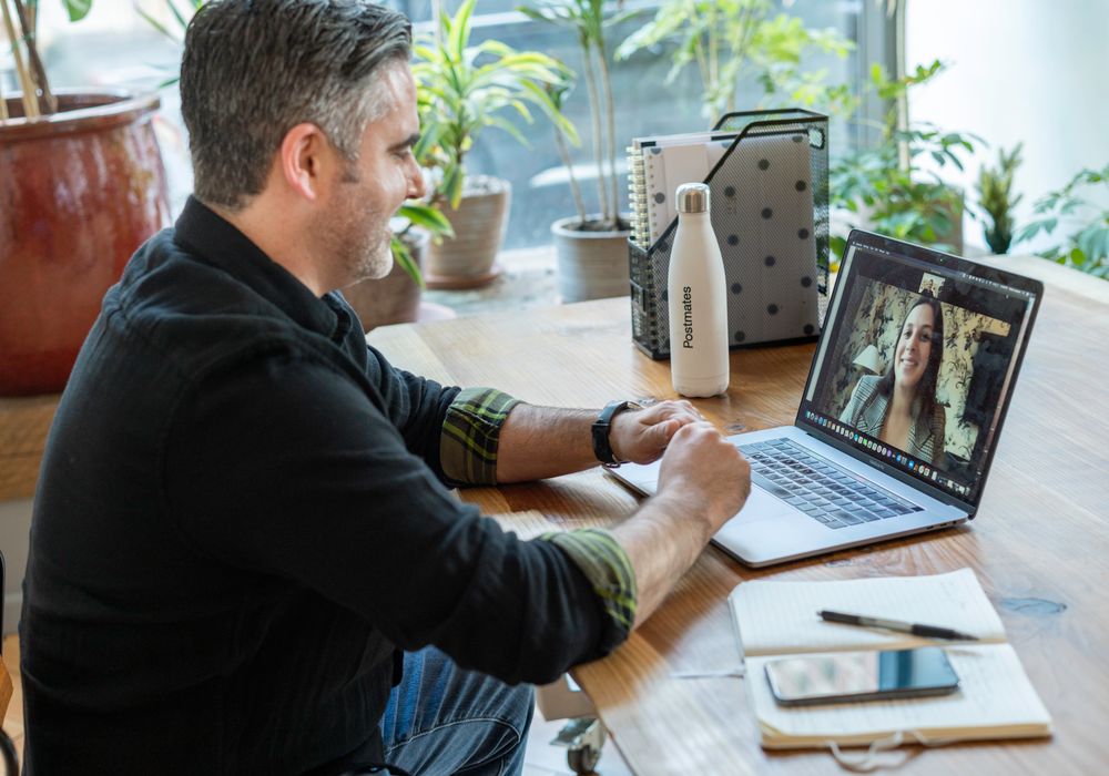 Consultor em uma videochamada no escritório