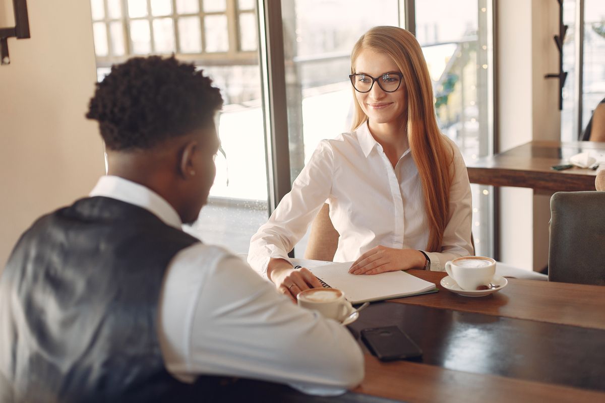 Reunião entre duas pessoas em um escritório