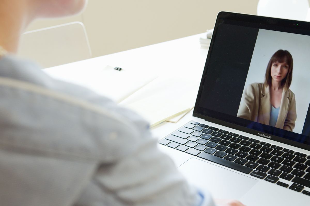 Entrevista por vídeo em um notebook